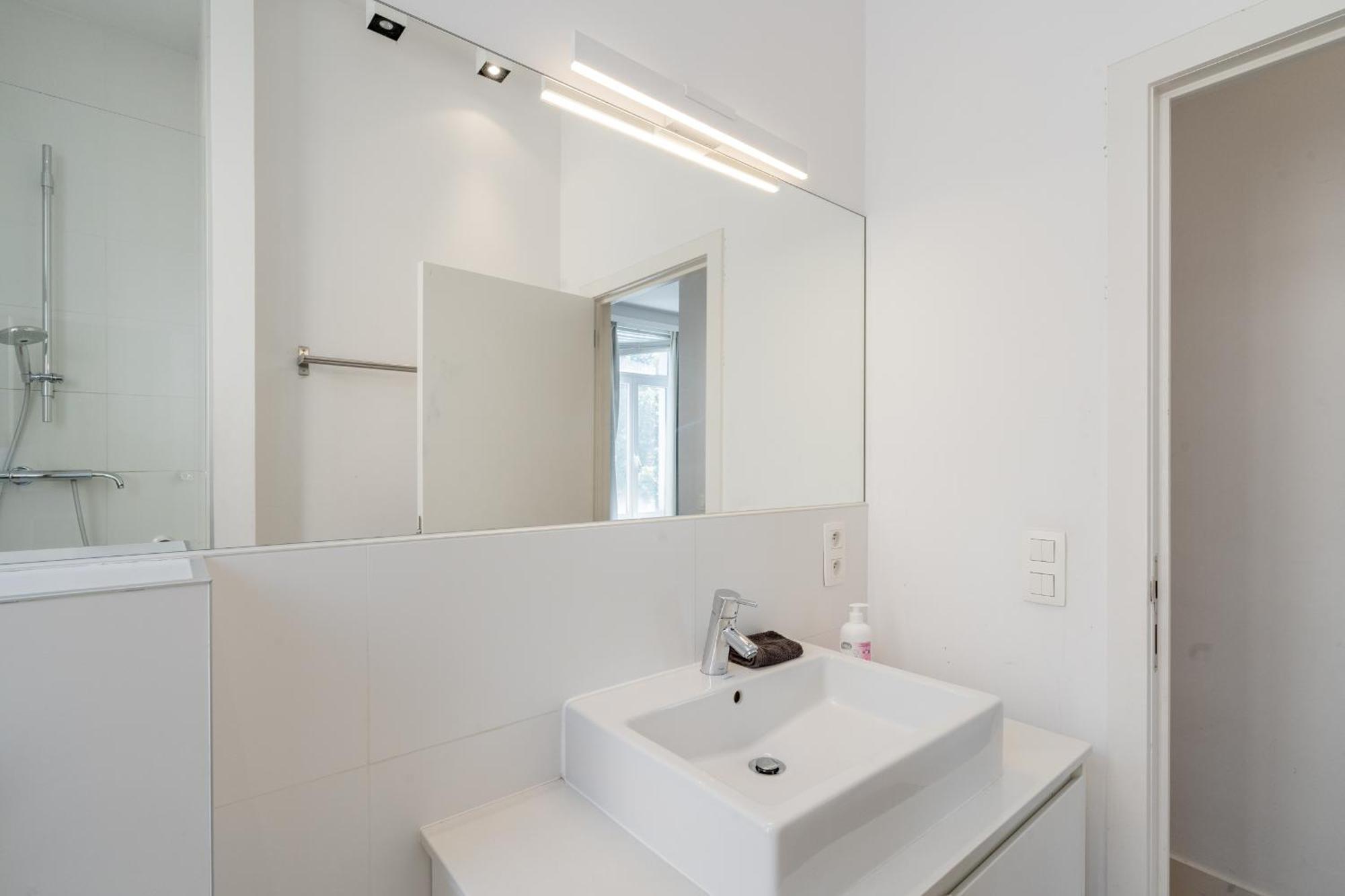 Light Modern Apartment In The Heart Of Антверпен Екстериор снимка