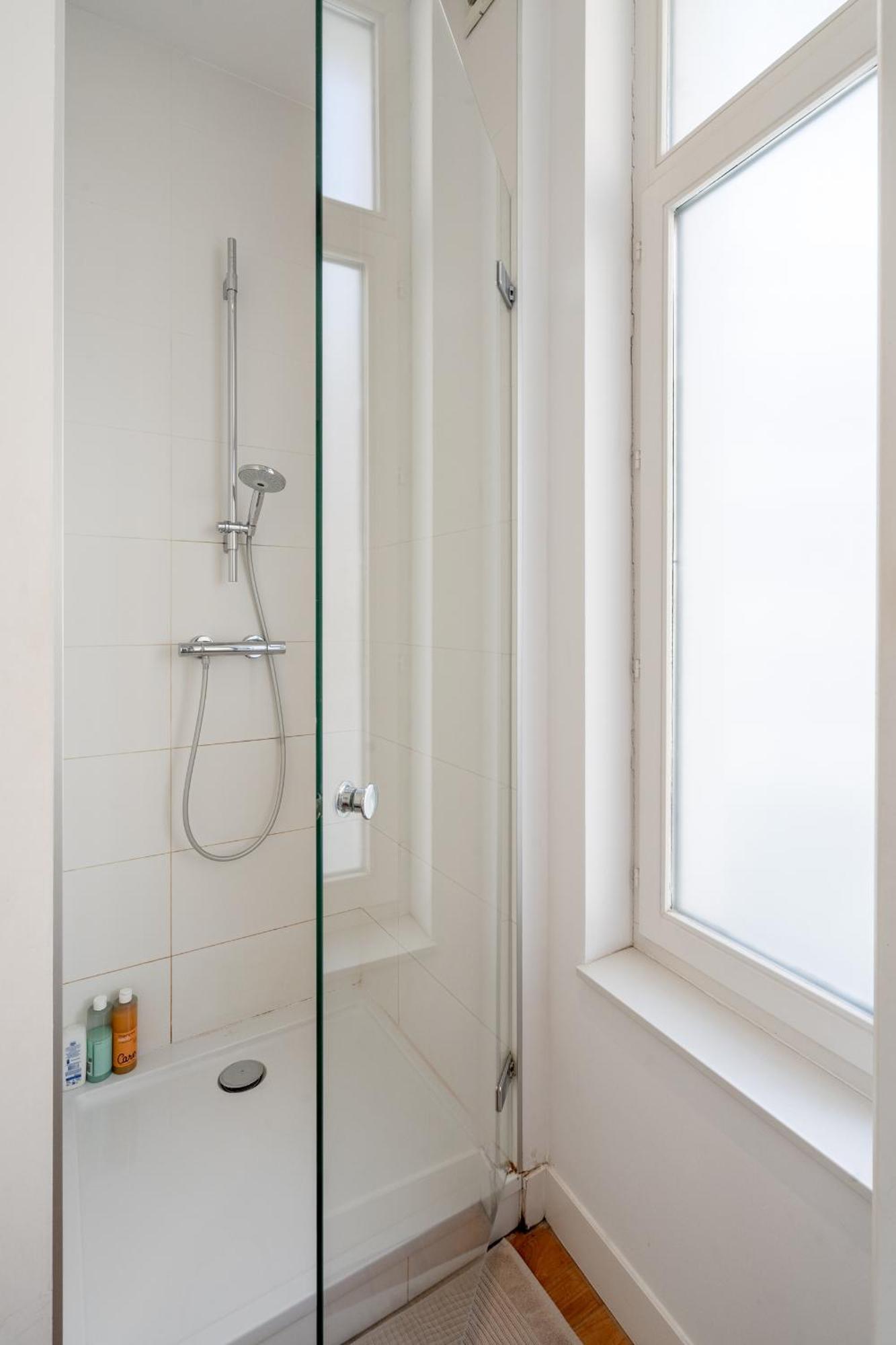 Light Modern Apartment In The Heart Of Антверпен Екстериор снимка